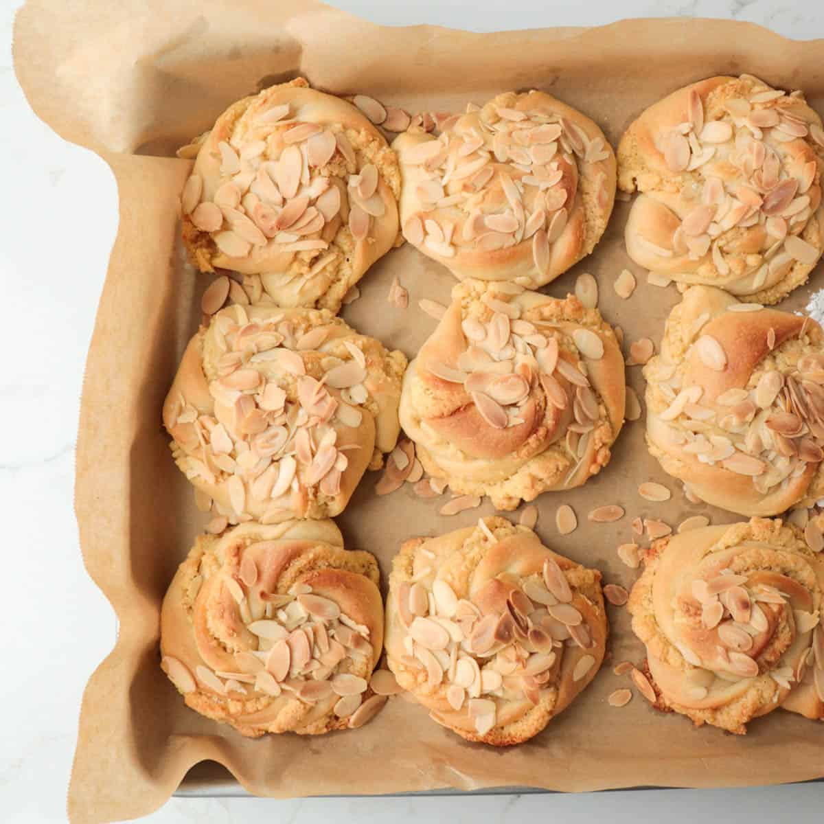 Baked buns on a pan before adding the icing.